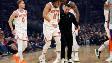 Knicks star Jalen Brunson helped off court with non-contact knee injury in win over Cavaliers