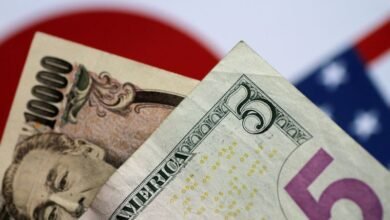Steady dollar sends yen to the brink of 160