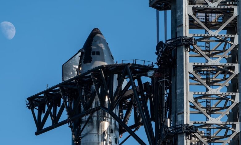 SpaceX’s successful Starship flight grabbed by giant mech arms