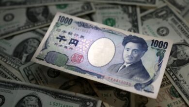 Yen wobbles, vulnerable to political reverberations