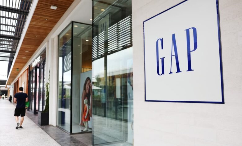 Gap says it picked up wealthier shoppers, and more market share, despite weak clothing demand