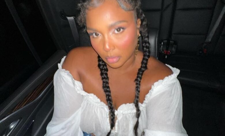 Fans shocked over Lizzo’s weight loss as singer twins with look-alike mom Shari in matching braids