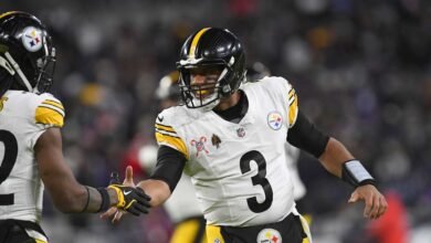 Video: Russell Wilson Gifts Steelers OL $10K Airbnb Gift Cards, More for Holidays