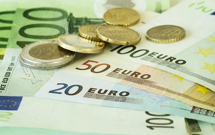 EUR/USD trades with caution as US NFP looms large