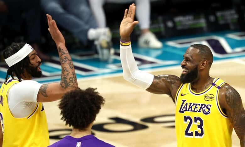 Anthony Davis Dazzles Fans as LeBron James, Lakers Beat Hornets amid LaMelo Injury